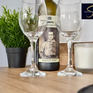 Quirky Modern Two Bedroom By Sahara Suites Short Lets & Serviced , Newcastle upon Tyne United Kingdom